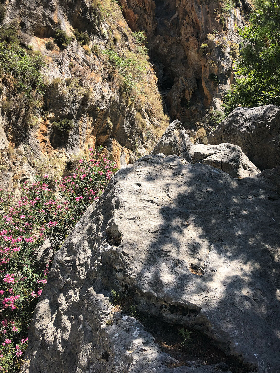 imposante Felsbrocken in der Agia Irini-Schlucht imposante Felsbrocken in der Agia Irini-Schlucht