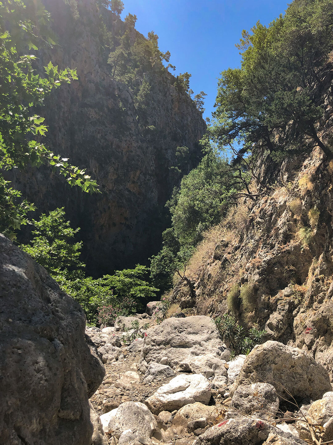 rote Wegmarkierungen am Wanderpfad durch die Agia Irini-Schlucht auf Kreta Wegmarkierungen am Wanderpfad durch die Agia Irini-Schlucht