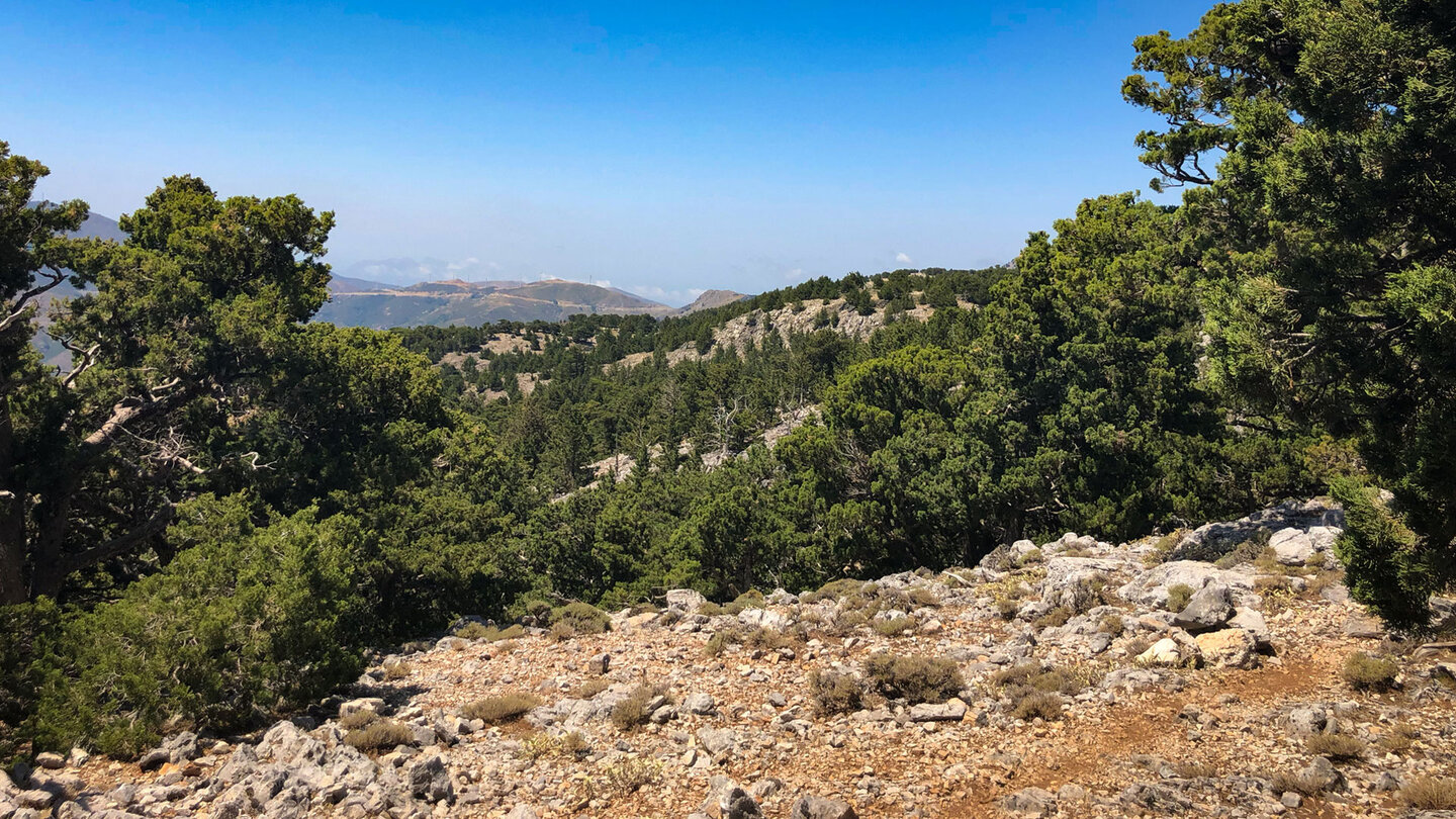 Landschaftspanorama am Ende der Agia Irini-Schlucht nahe der Taverne Oasis Panorama am Ende der Agia Irini-Schlucht nahe der Taverne Oasis
