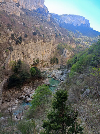 steil aufragende Felsflanken der Gorges du Verdon