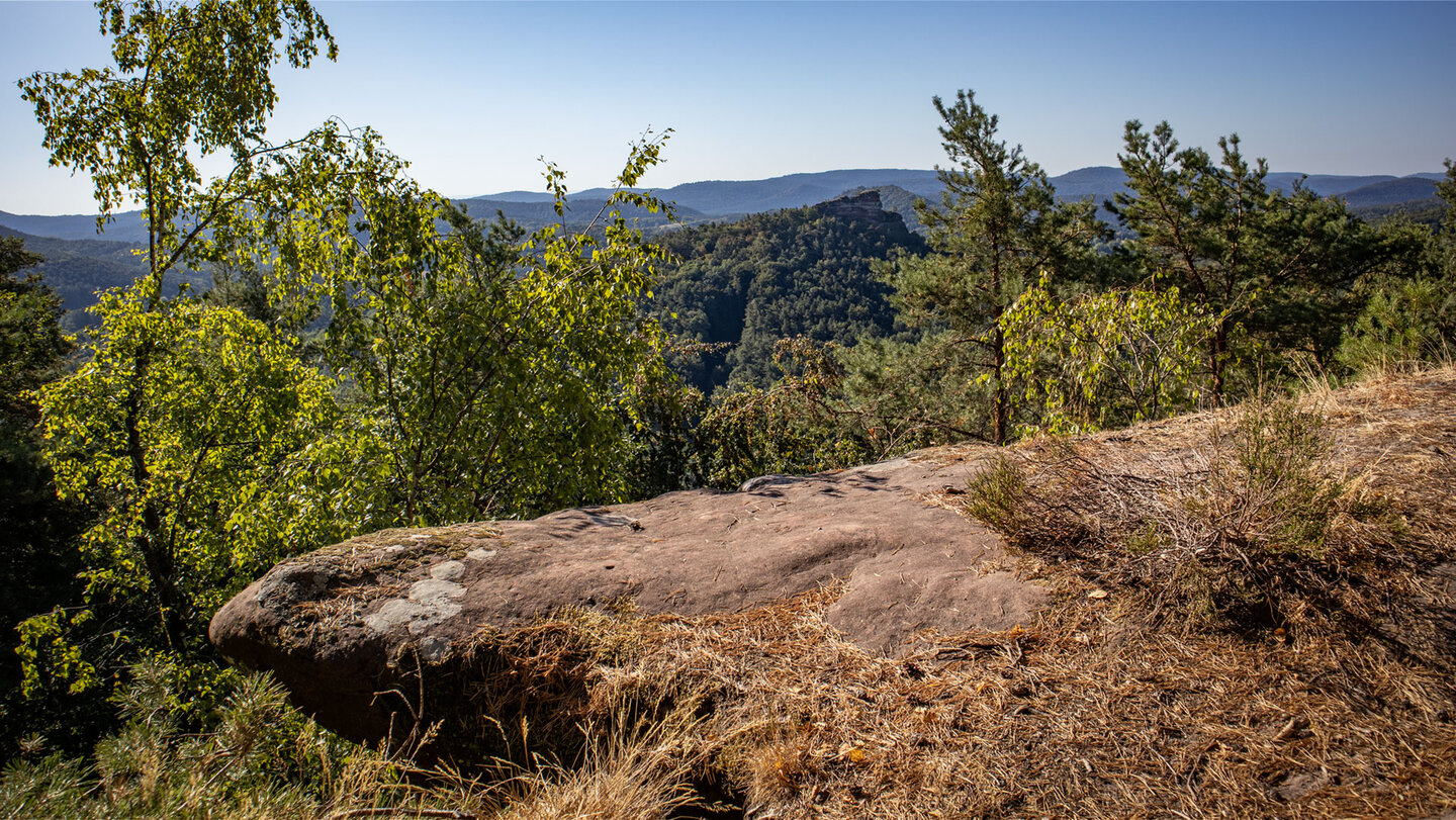 Aussichtspunkt Kühhungerfelsen mit Blick zum Haselstein und ins Dahner Felsenland.