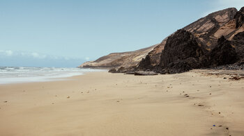die Wanderung entlang des Sandstrandes Playa de Barovento ist nur bei Ebbe möglich