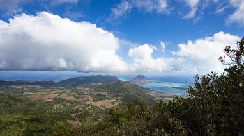 Ausblick vom Piton de la Petite Rivière Noire hinüber zum Le Morne Brabant