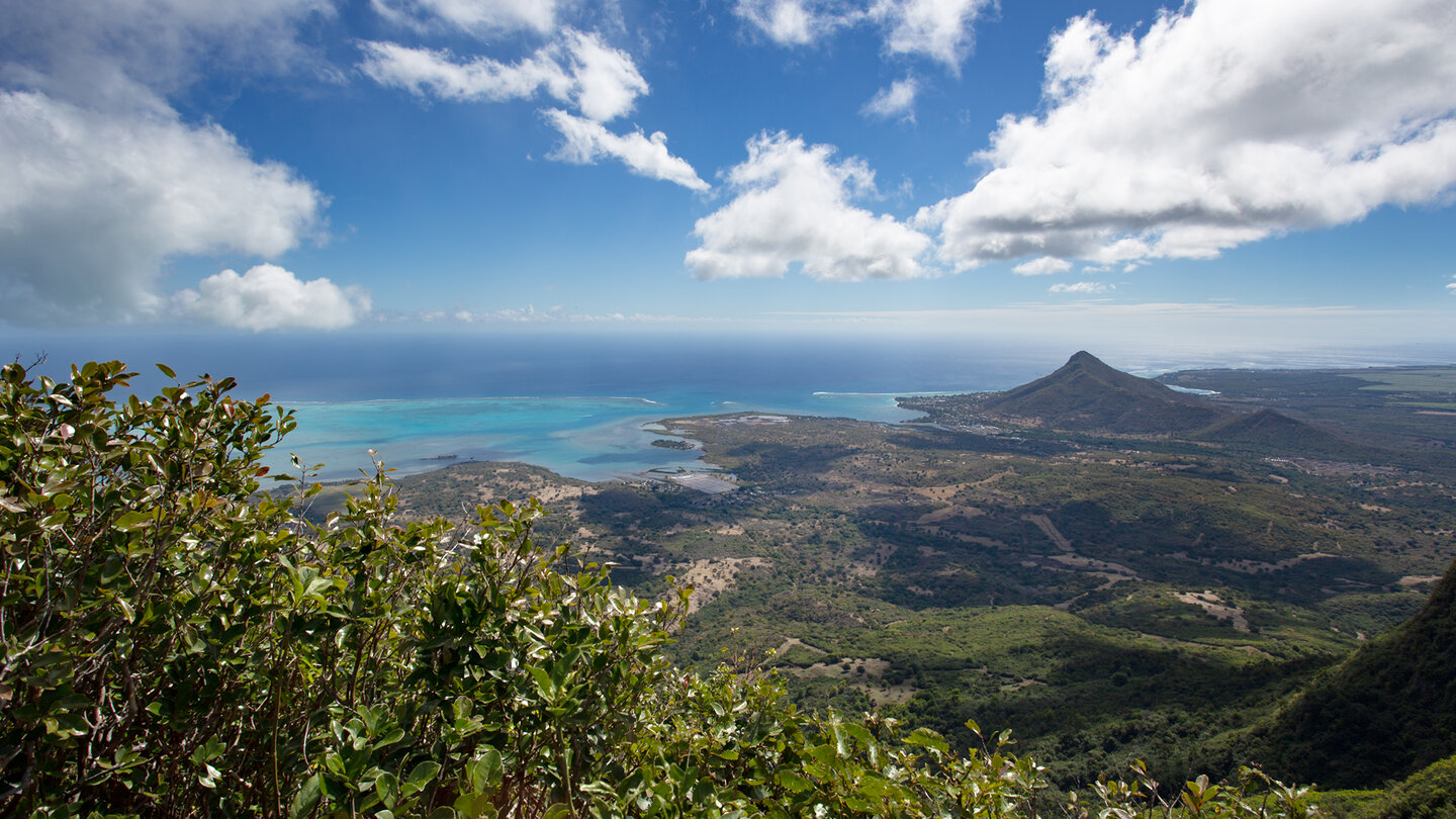 Blick vom Piton de la Petite Rivière Noire zur Küste mit dem Tourelle de Tamarin