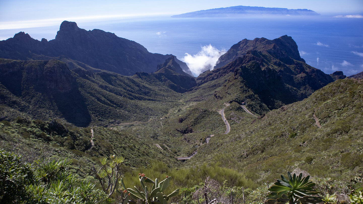 Blick von der Cumbre de Bolico auf Abschnitte des Wanderwegs zum Cruz de Hilda