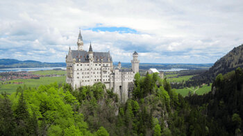 Schloss Neuschwanstein mit Forggensee im Hintergrund