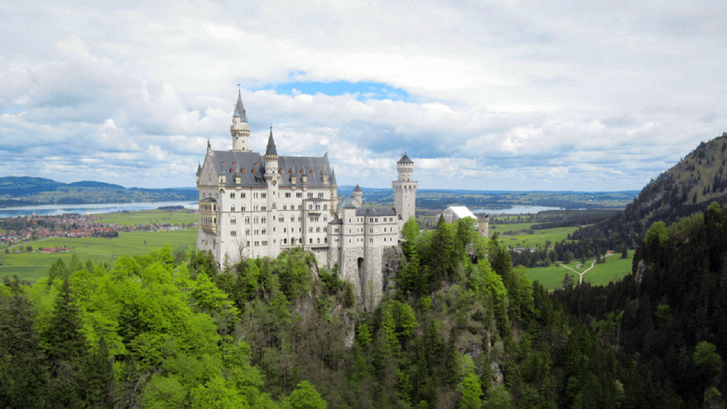 das Schloss Neuschwanstein mit dem Forggensee im Hintergrund Schloss Neuschwanstein mit Forggensee im Hintergrund