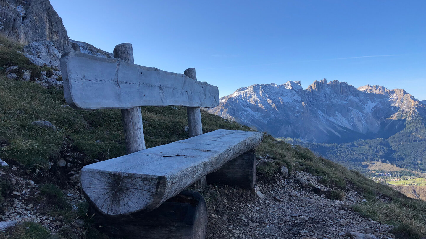 Bank mit Ausblick auf das Latemar-Massiv