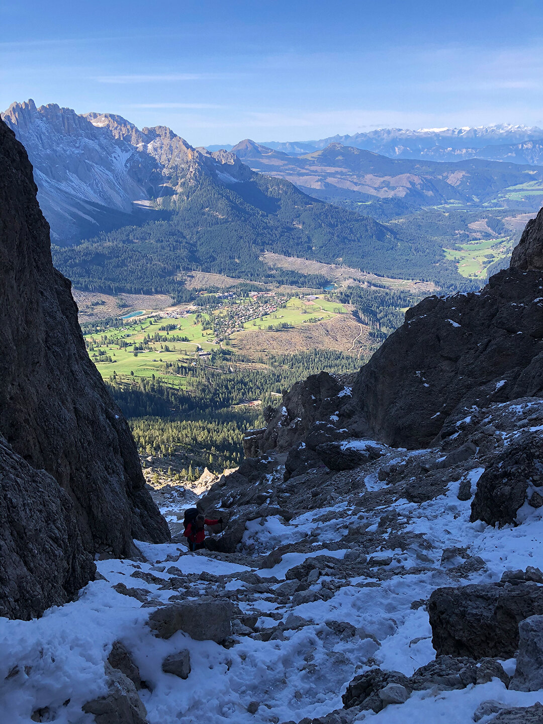 Schneefelder begleiten den steilen Anstieg