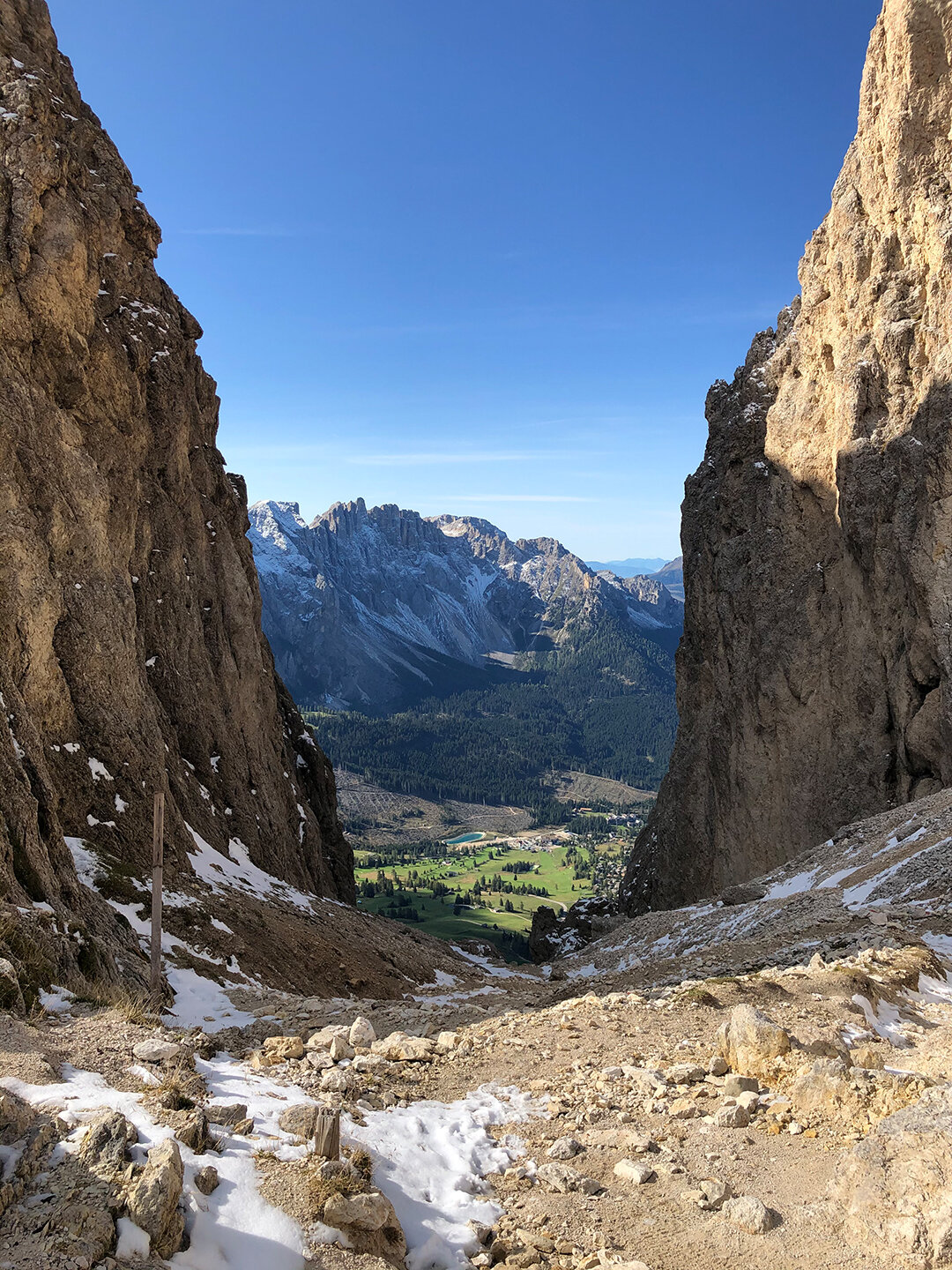 Passhöhe: Blick in das Tal