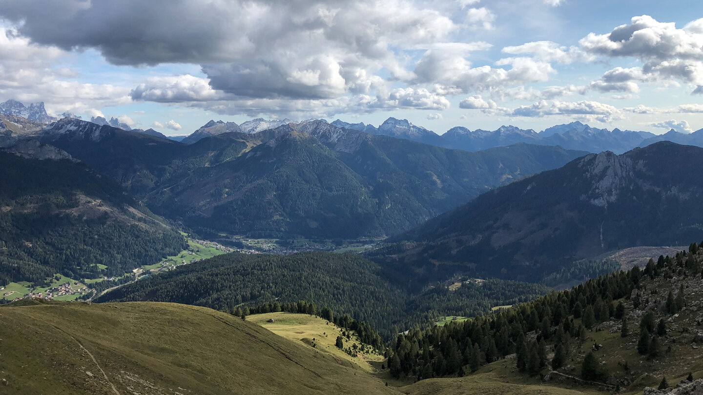 Blick in die Täler vom Refugio Roda di Vael
