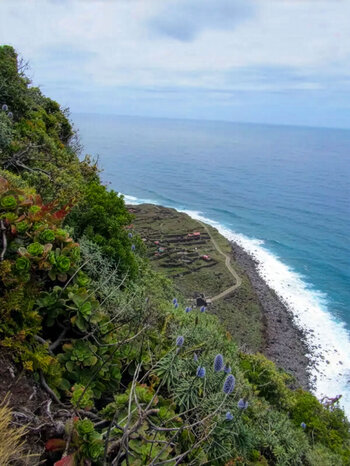 Blick zur Seilbahnstation Fajã da Quebrada Nova