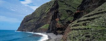 Felsklippen entlang der Fajã da Quebrada Nova