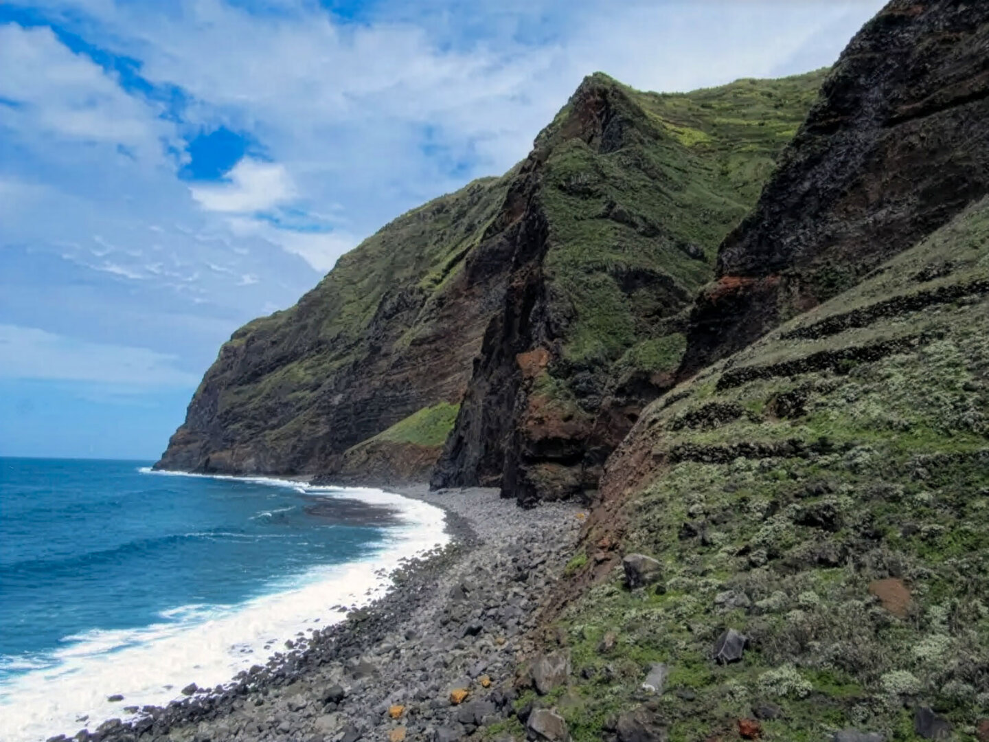 Felsklippen entlang der Fajã da Quebrada Nova