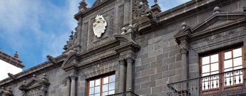 das Casa Salazar mit Wappen und Wasserspeier in La Laguna