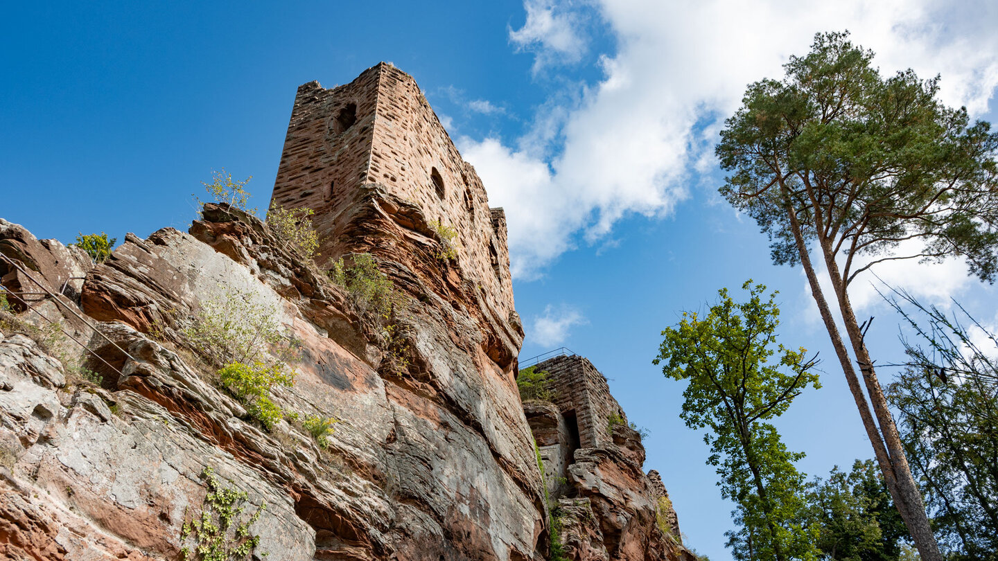 die Burgruine thront auf dem Fels des Wasigenstein die Burgruine thront auf dem Fels des Wasigenstein