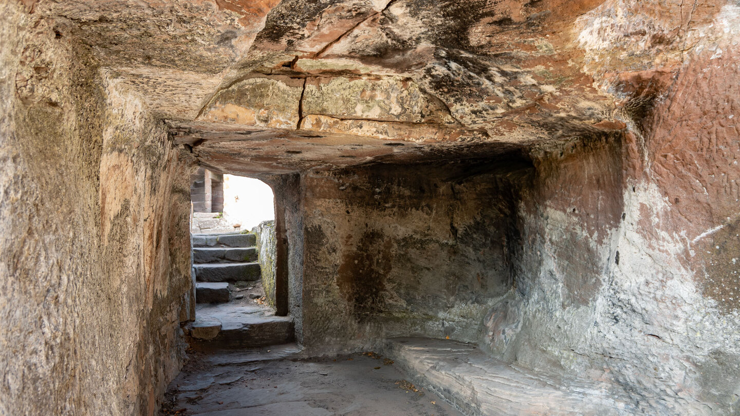Durchgangskammer im Burgfels der Wasigenstein Durchgangskammer im Burgfels der Wasigenstein