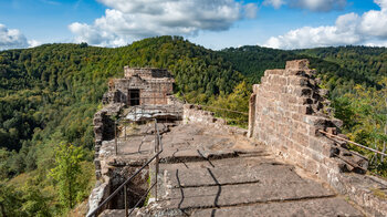 auf dem Felsplateau der Doppelburg Wasigenstein