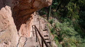 zahlreiche Treppen im Sandstein der Burg Wasigenstein