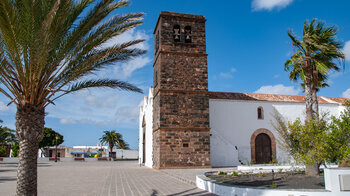 die Kirche Nuestra Señora de la Candelaria in La Oliva ist Ausgangspunkt der 3. Etappe des GR 131