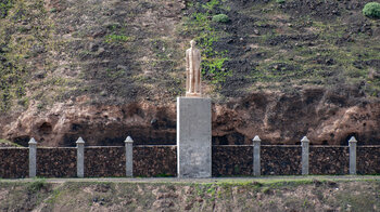 die weiße Skulptur des Schriftstellers Miguel de Unamuno am Montaña Quemada