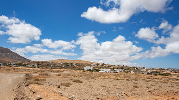 Blick auf das malerische Örtchen Tindaya am Wanderweg GR 131