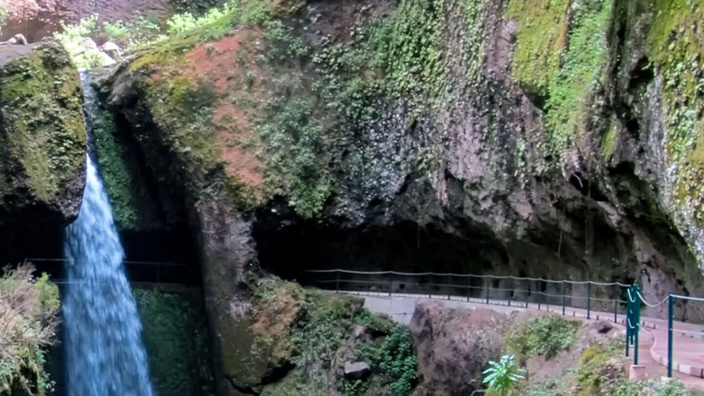 der Weg führtdirekt hinter dem Wasserfall entlang
