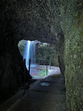 Tunnel an der Levada Nova bei den Wasserfällen