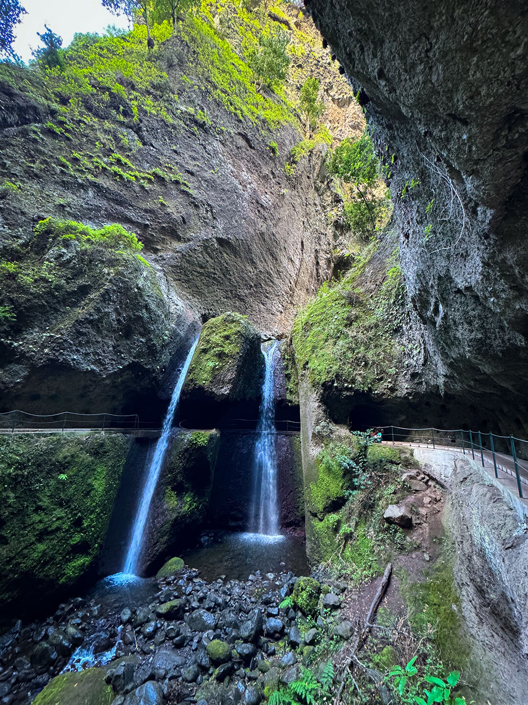 Tunnelweg an der Levada Nova im Tal Ribeira da Ponta do Sol auf Madeira