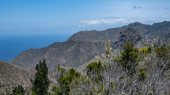 Blick auf den Roque Cano mit der Nachbarinsel Teneriffa im Hintergrund