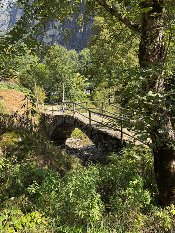 Steinbrücke auf dem Weg zum Café Mate y Moka