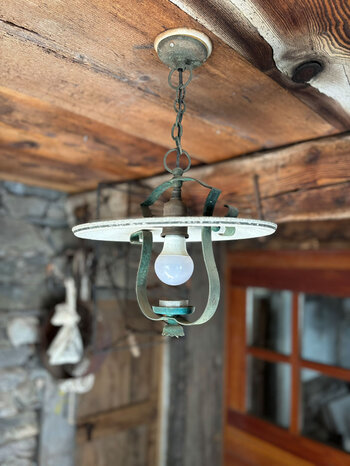 eine alte Lampe in einem Rustico