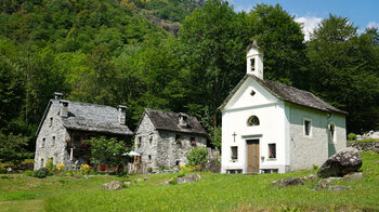 Rustici und Kapelle am Weiler Bolla im Val Bavona