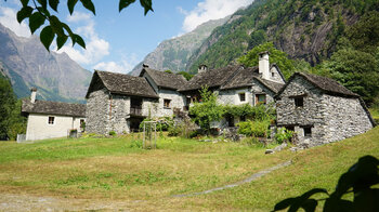 Rustici vor beeindruckender Bergkulisse in Faedo