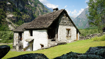 Rustici im Val Bavona mit traumhaftem Bergpanorama