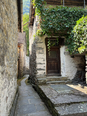 enge Gassen im Dorf Foroglio