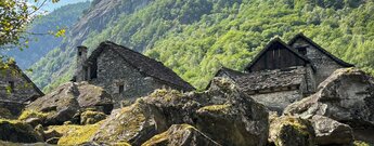 alte Rusticos zwischen von Felsen im Val Bavona