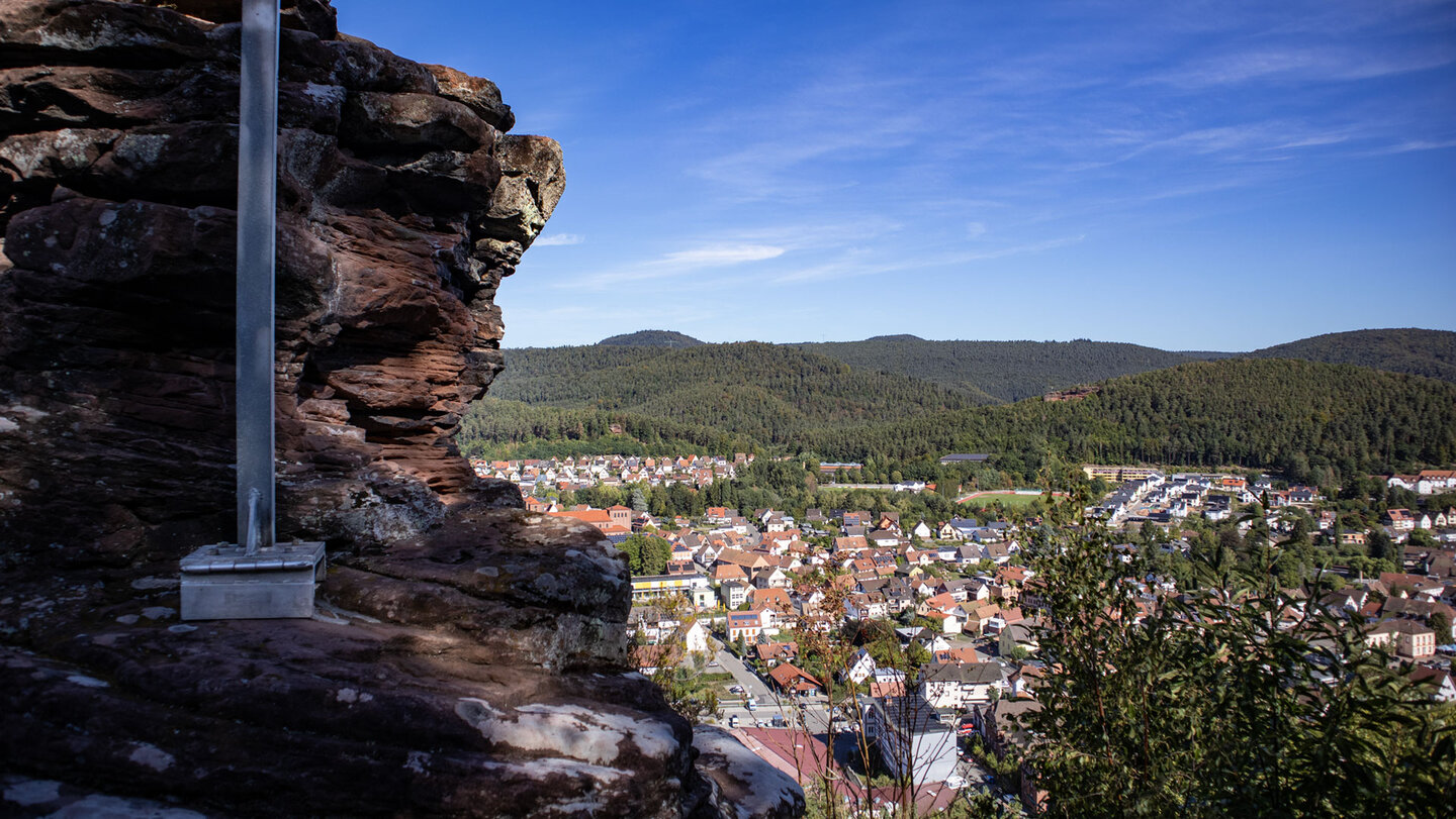 Panorama vom Kreuzelfelsen am Weimersberg über Hauenstein und das Queichtal mit Sportplatz rechts und bewaldeten Höhenzügen im Hintergrund