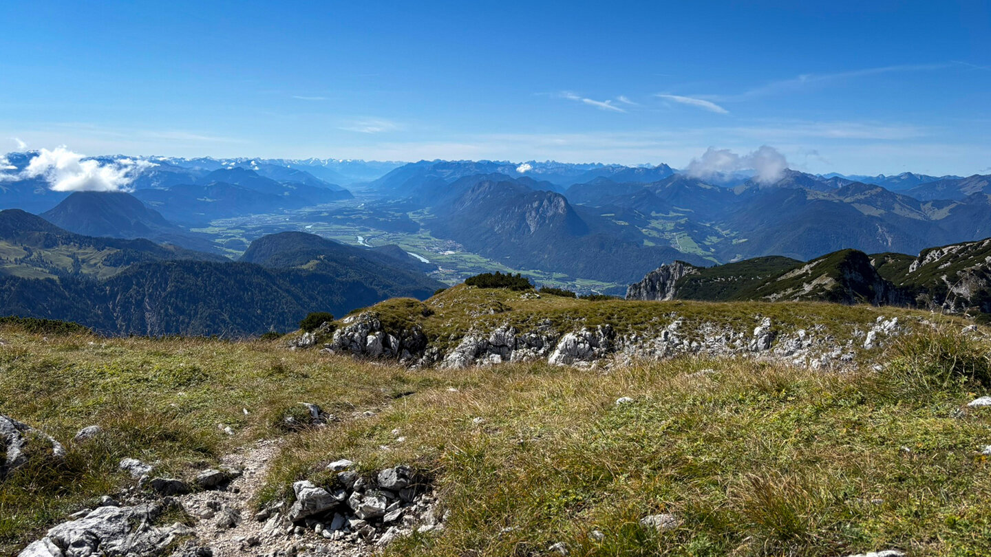 Blick auf das Alpenpanorama und das Inntal von der Pyramidenspitze