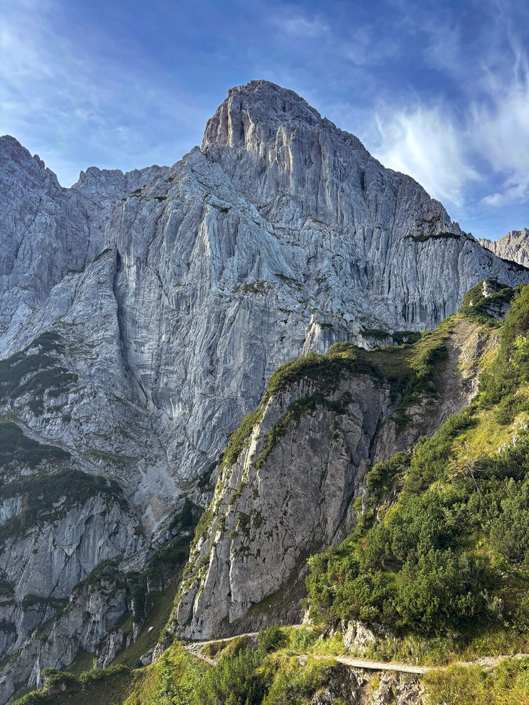 Wanderpfad unterhalb des Totenkirchls am Stripsenjochhaus