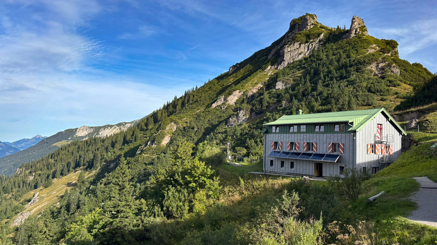 Stripsenkopf mit dem Stripsenjochhaus im Vordergrund