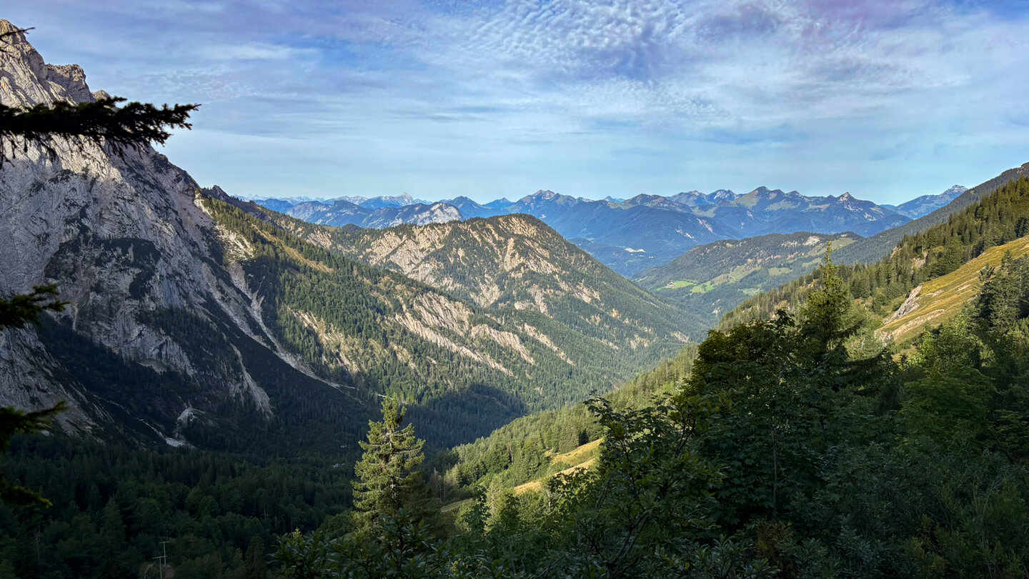 Ausblick vom Stripsenjoch hinunter ins Kaisertal
