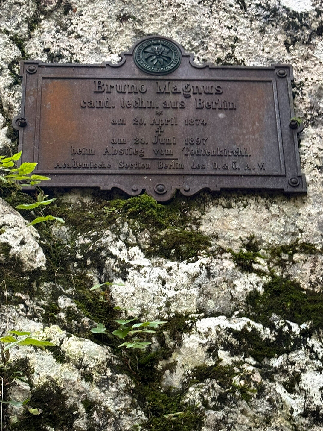 Gendenktafel für den jungen Bergsteiger Bruno Magnus
