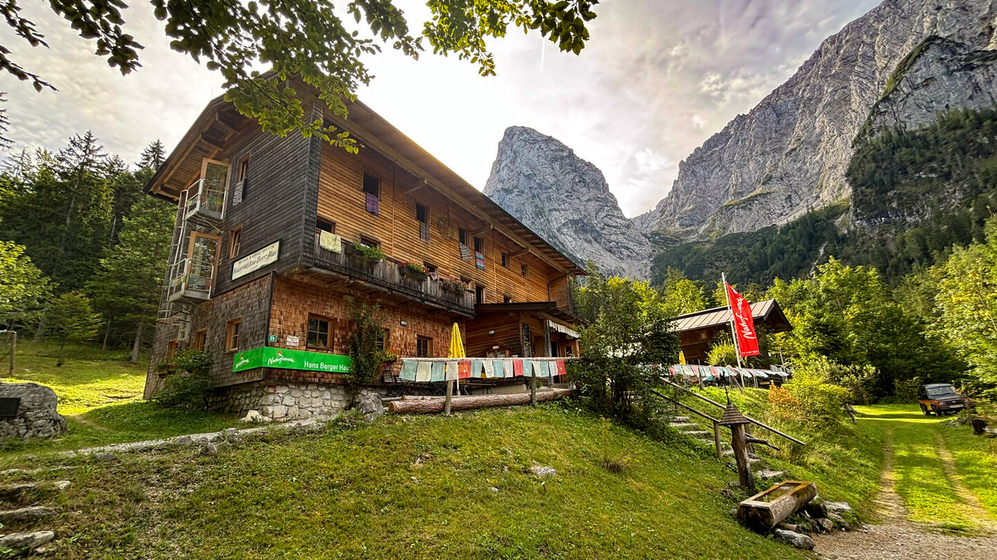 bewirtschaftete Alpenhütte Hans-Berger-Haus auf 936 Metern Höhe im Kaisergebirge