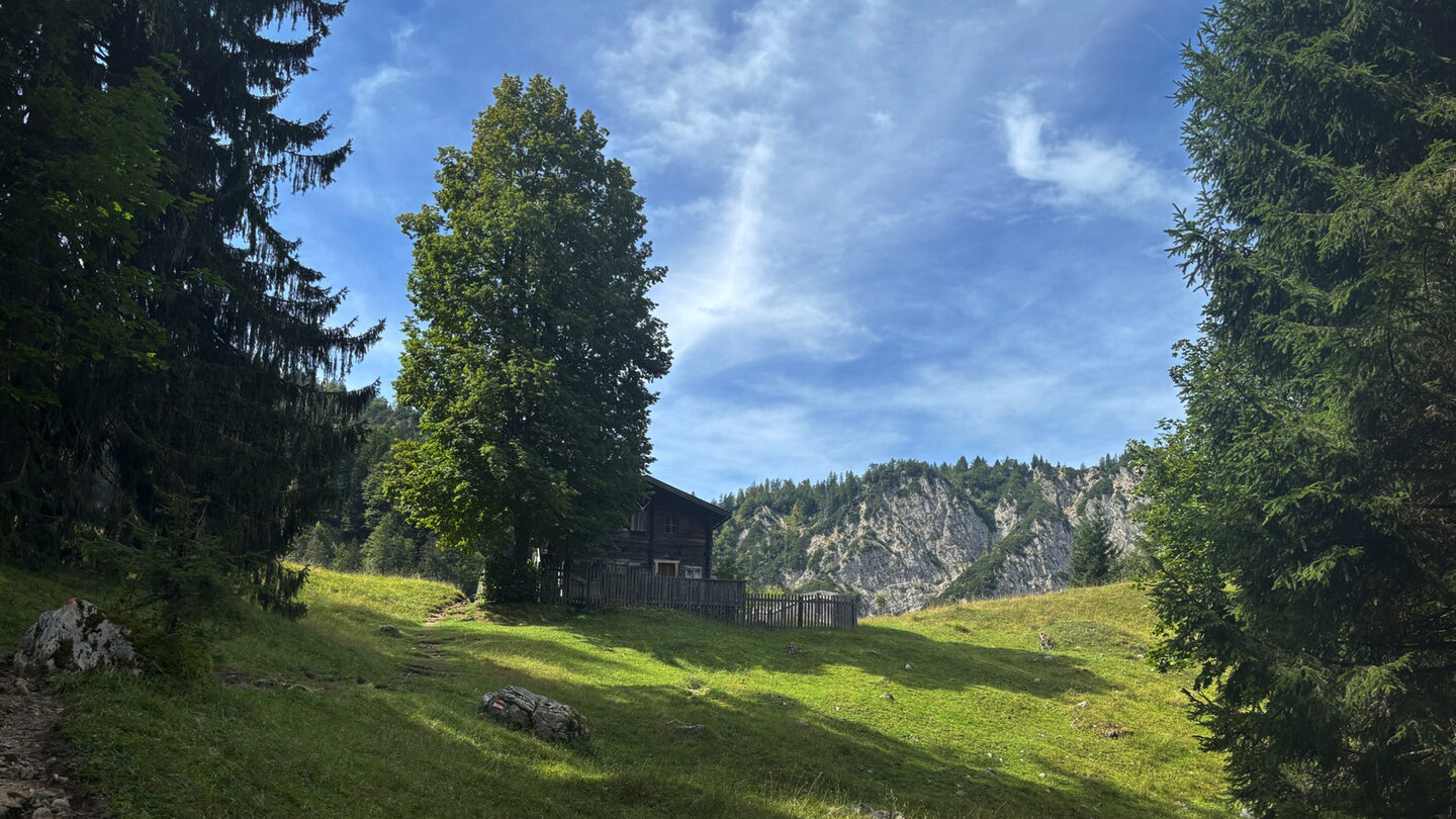 Blick auf die Straßwalch Jagdhütte und ihre Wiesenflächen