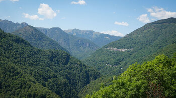 Blick über das Valle Cannobina bis hin zur ältesten Siedlung Orasso