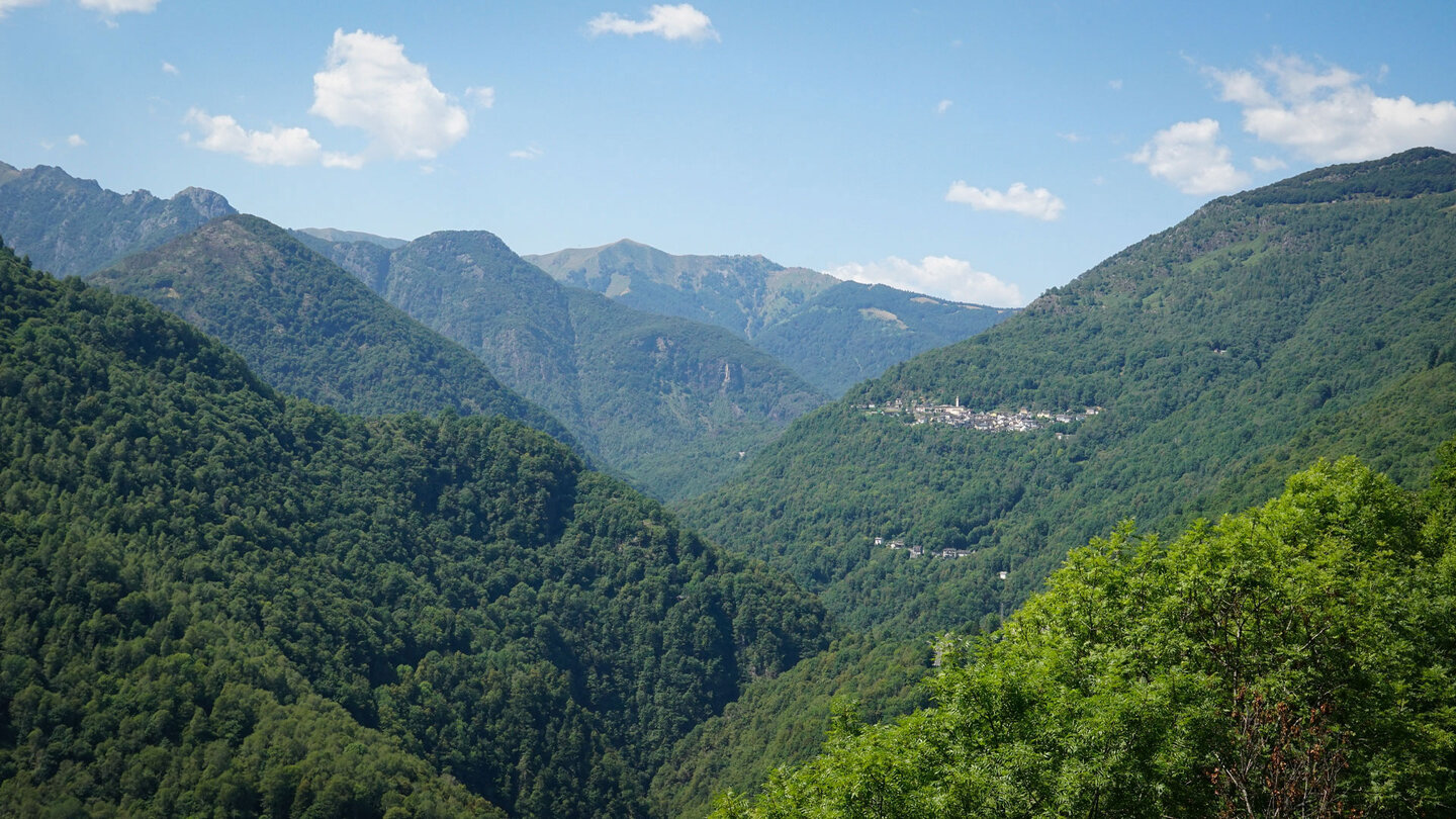 Blick über das Valle Cannobina bis hin zur ältesten Siedlung Orasso