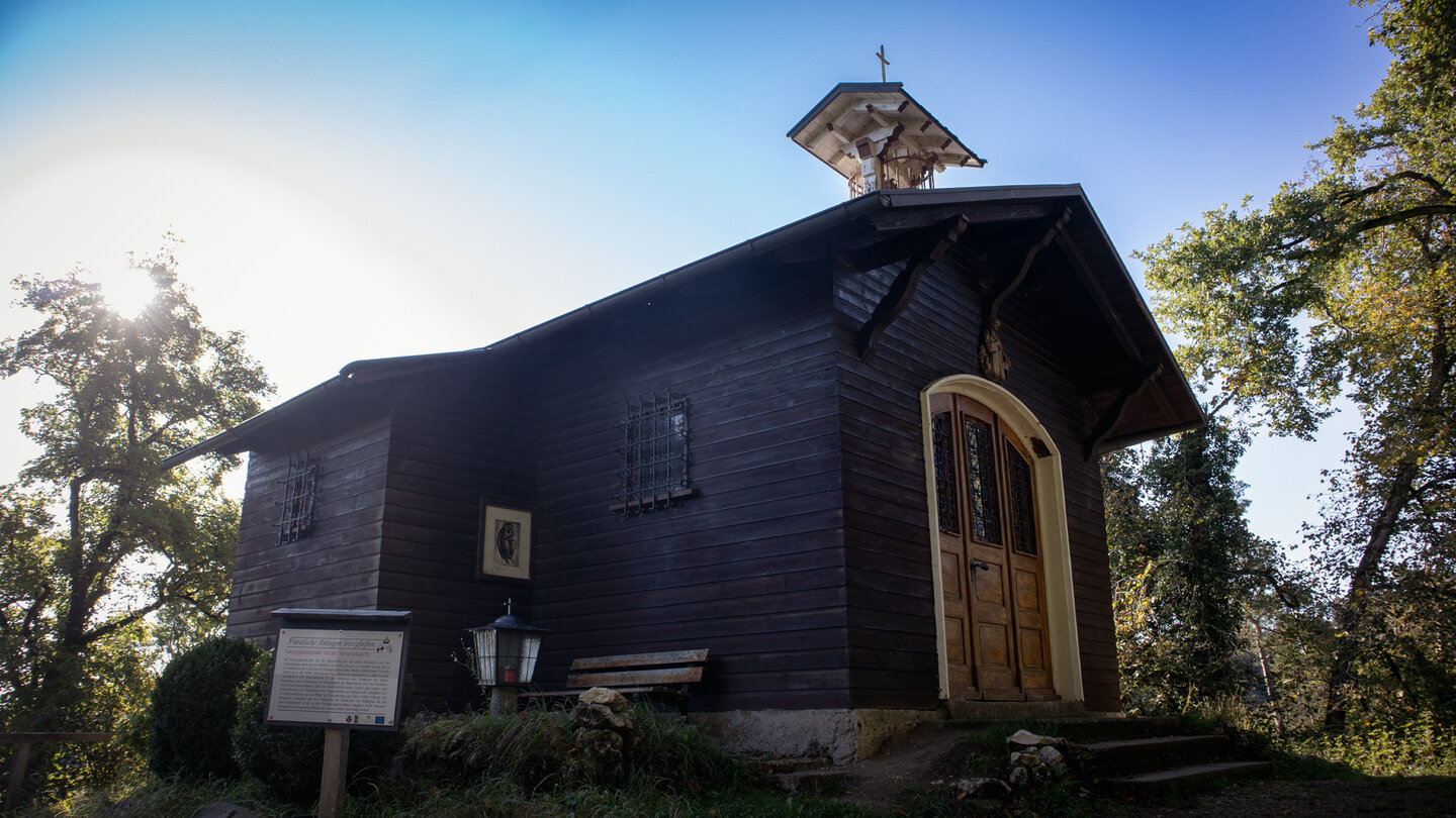 die Meinradskapelle mit altem Baumbestand inmitten des Donautals