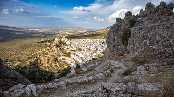 Blick vom Wanderweg auf Zuheros