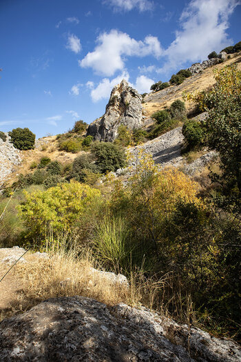 Felspitzen und Geröllfelder in der Bailón-Schlucht